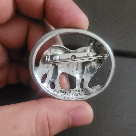 Pewter Wolf pin brooch - Picture 2 of 3